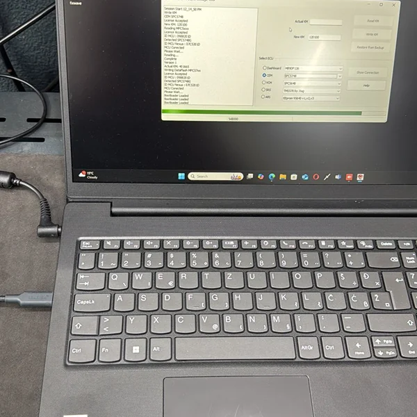 Laptop sa otvorenim ECU konfiguracijskim fajlom