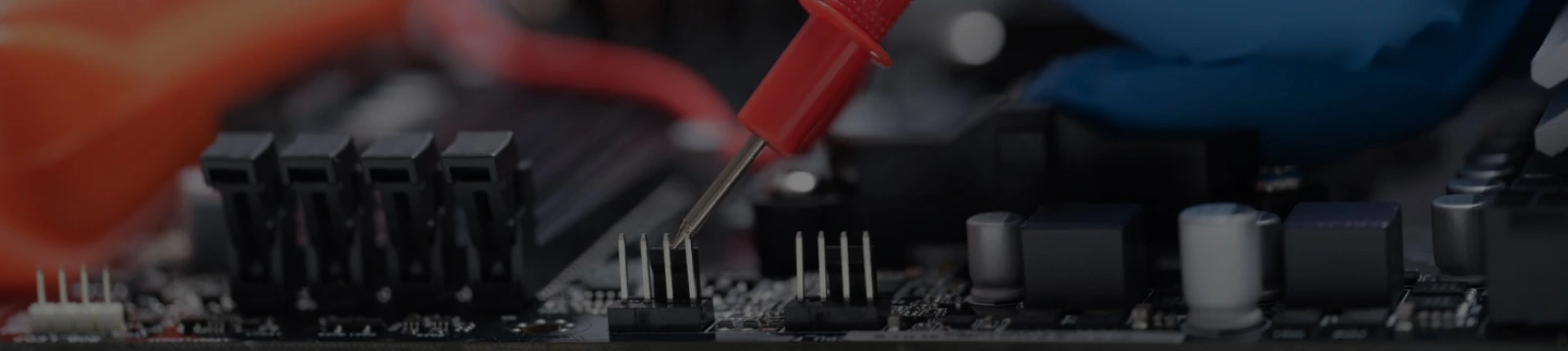 Profesionalni autoelektričar provjerava električnu instalaciju