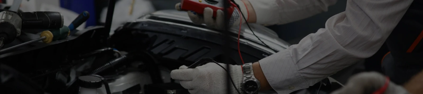 Majstor sa voltmetrom dijagnosticira ispravnost akumulatora