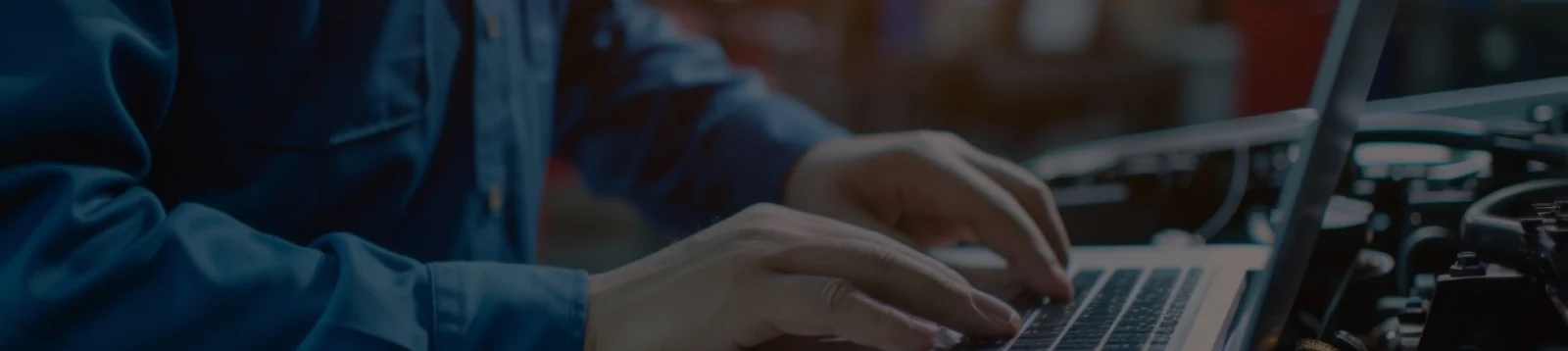 Automehaničar kodira novi električni modul na vozilu