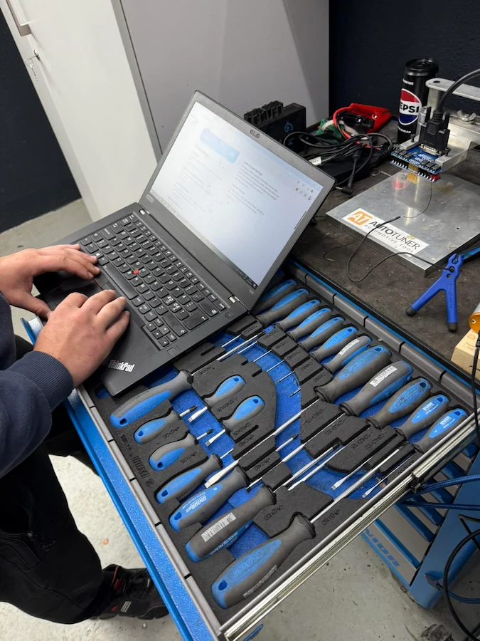 Autoelektričar s laptopom na radnom mjestu u radionici Autoelektronika Velagić u Tuzli