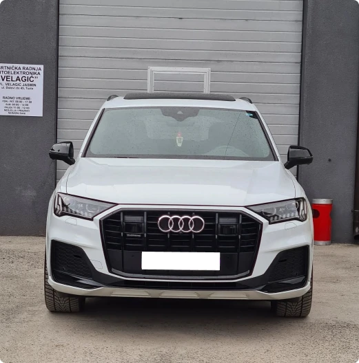Novi Audi parkiran ispred radnje Autoelektronika Velagić u Tuzli
