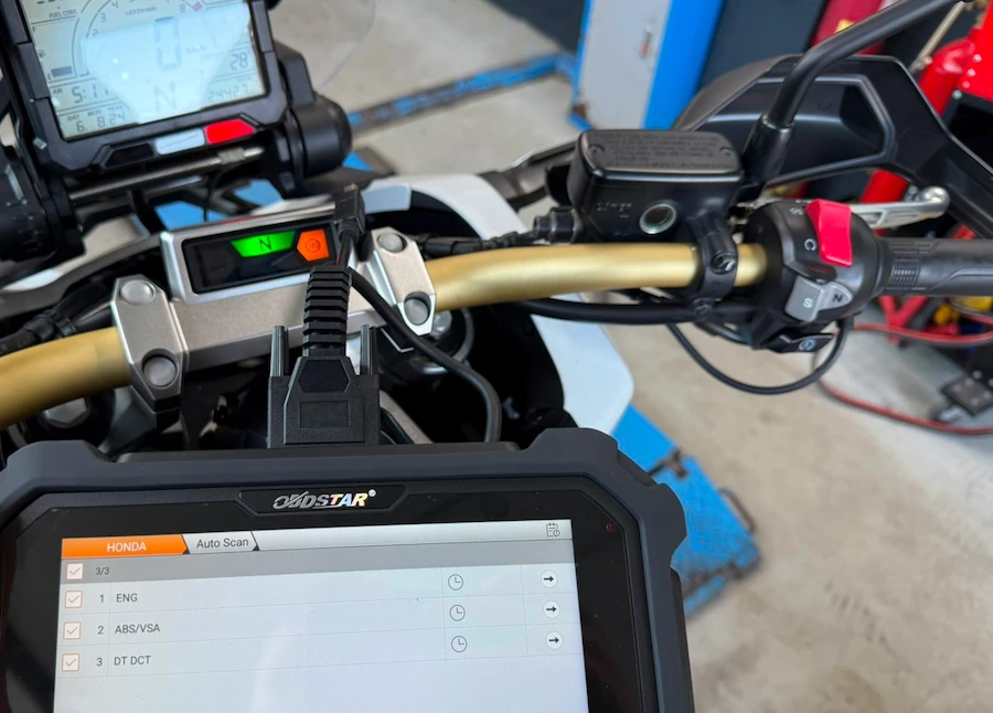 OBD Star dijagnostika spojena sa novim modernim motorom