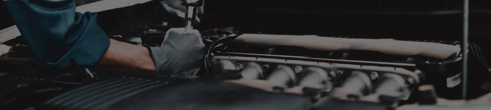 Automehaničar koristi alat kako bi došao do automatskog mjenjača