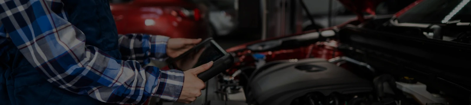 Automehaničar koristi alat za provjeru instaliranog parking senzora