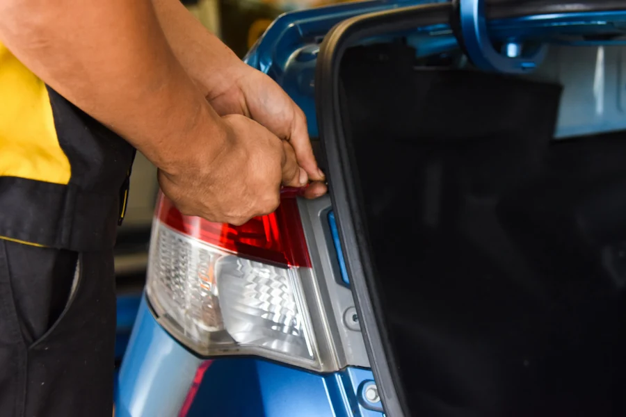 Autoelektričar koristi alat kako bi pripremio vozilo za instaliranje novog parking senzora